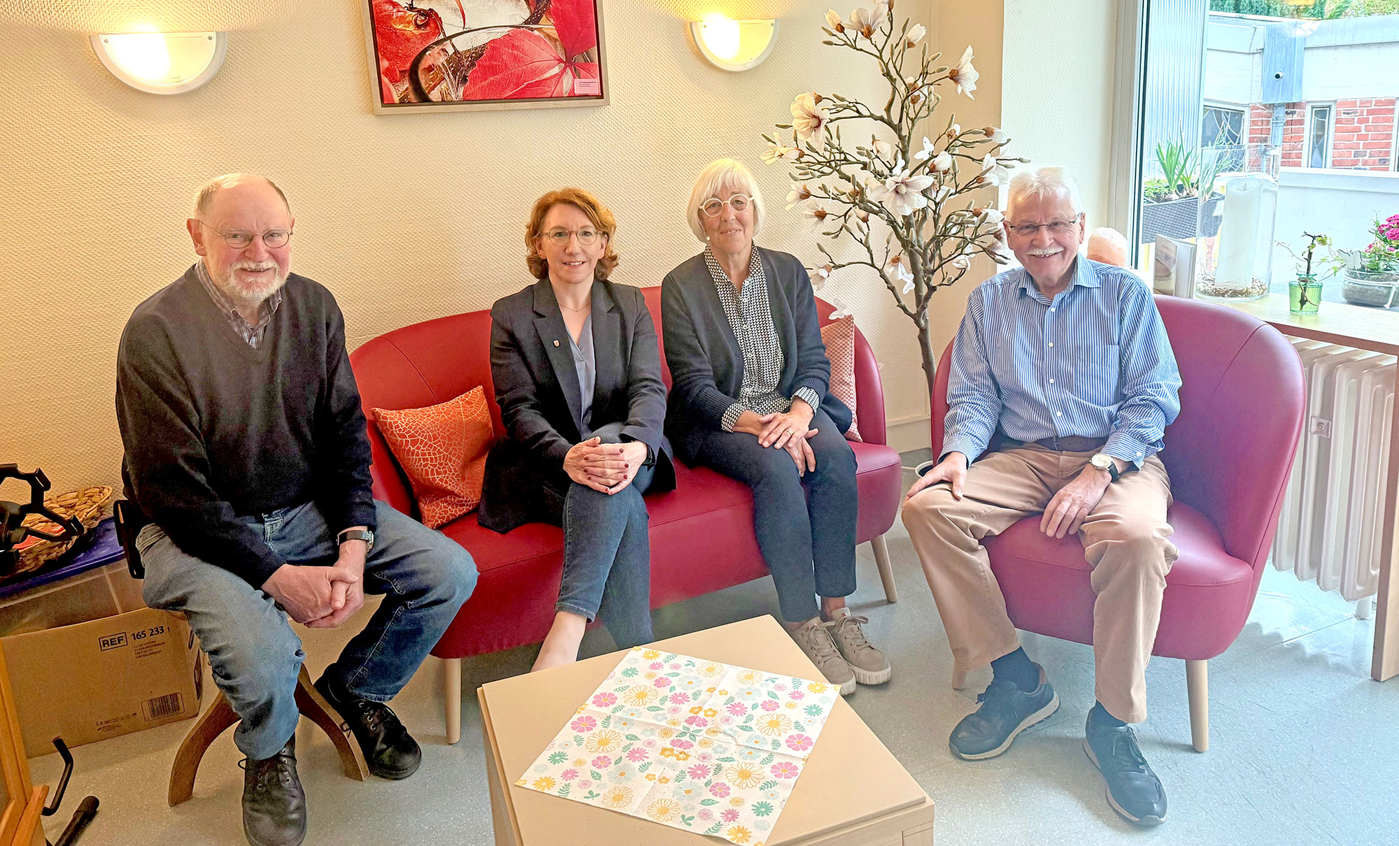 Vertreter*innen des Fördervereins von links nach rechts Dr. Eckehard Louen, Susanne Müller, Pia Wasem (Vorsitzende des Fördervereins), Lorenz Denn. Fotografin: Sabine Reintgen-Schäfer