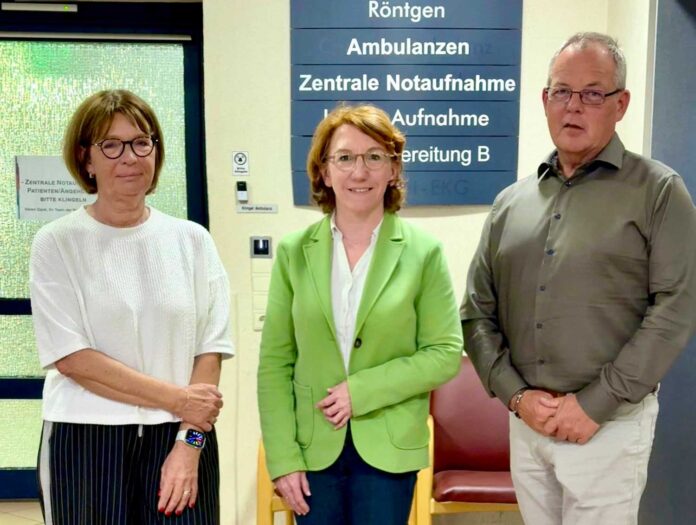 Foto: von links nach rechts: Sabine Glaser (SPD-Fraktionsvorsitzende im Stadtrat Remagen), Sabine Müller (Mitglied des Landtags), Thomas Werner (Geschäftsführer der Krankenhausverbund Linz/Remagen gemeinnützige GmbH und der Maria Stern MVZ Remagen GmbH) Fotografin: Christina Sönksen