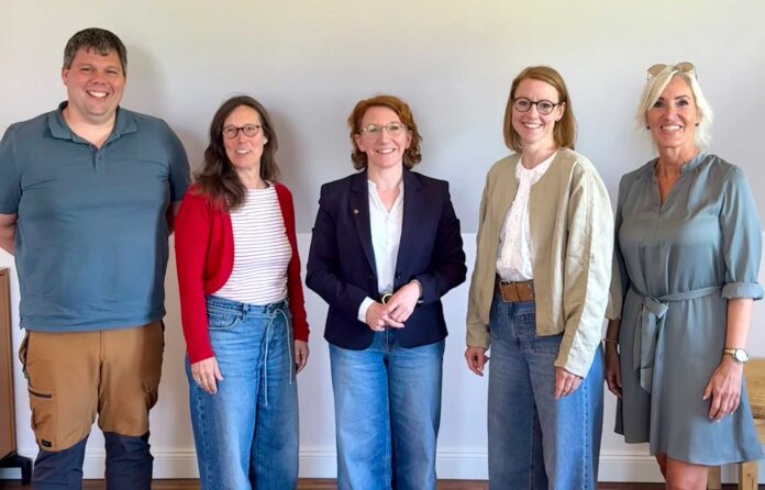 Das sozialpädagogische Team von Nahrdran mit Susanne Müller:- von links nach rechts- Florian Weiden, Christiane Priester, Susanne Müller, Julia Doll und Ulrike Pyringer. Fotografin: Christina Sönksen