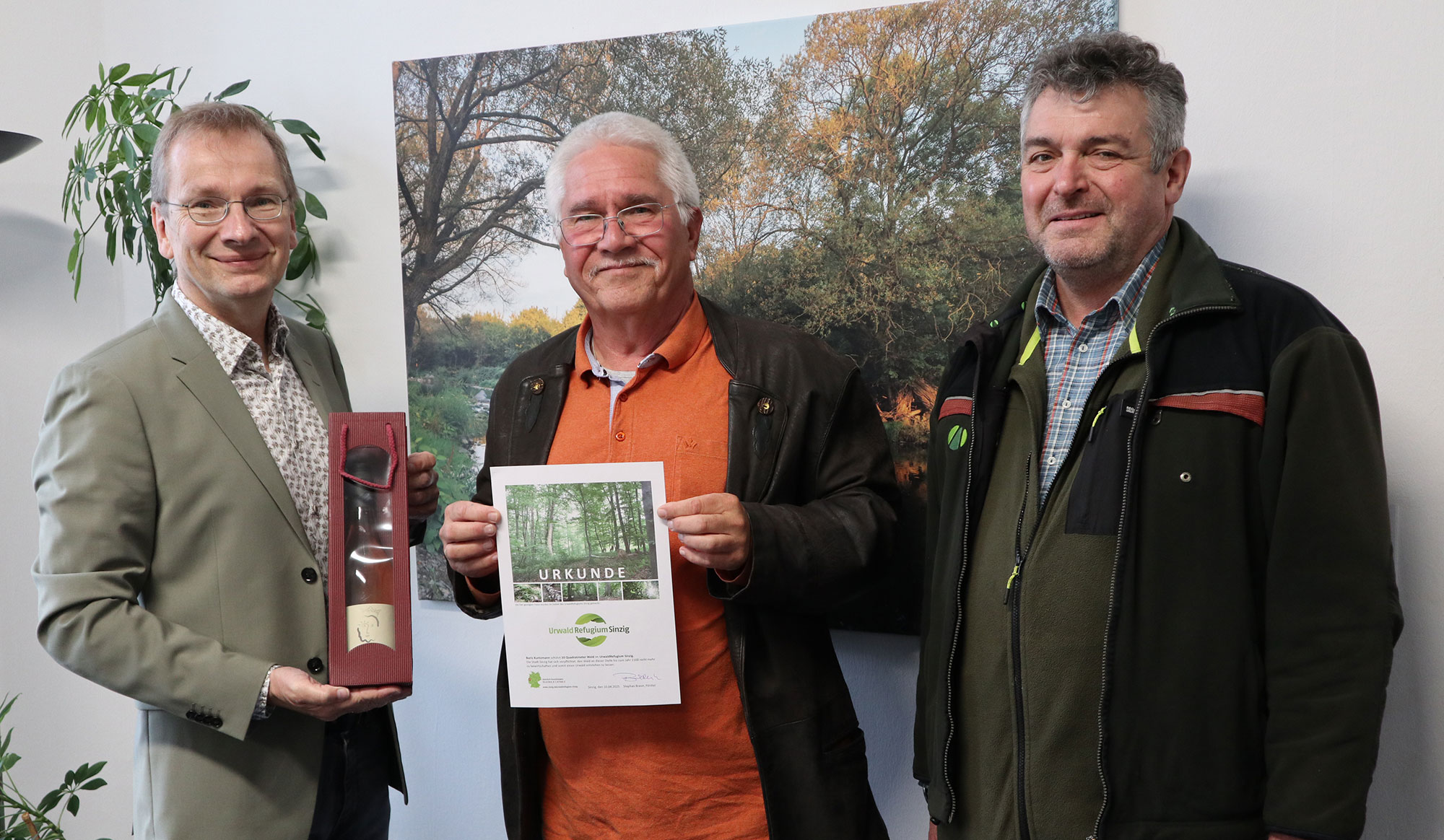 Bürgermeister Andreas Geron (l.) und Revierförster Stephan Braun (r.) gratulierten Boris Kuntzmann aus Rheinbach zum Erwerb des 1000. Partnerschafts-Anteils. Foto: Stadtverwaltung Sinzig, Melanie Walkenbach