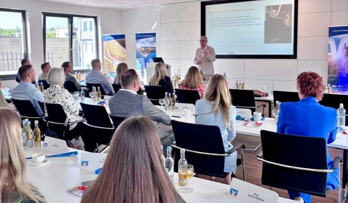Pressefoto: Lena Bartsch I VR Bank RheinAhrEifel eG Auf dem Pressefoto: Vorstandsvorsitzender der VR Bank RheinAhrEifel eG Sascha Monschauer begrüßt die Teilnehmerinnen und Teilnehmer des Willkommenstags in Mayen.