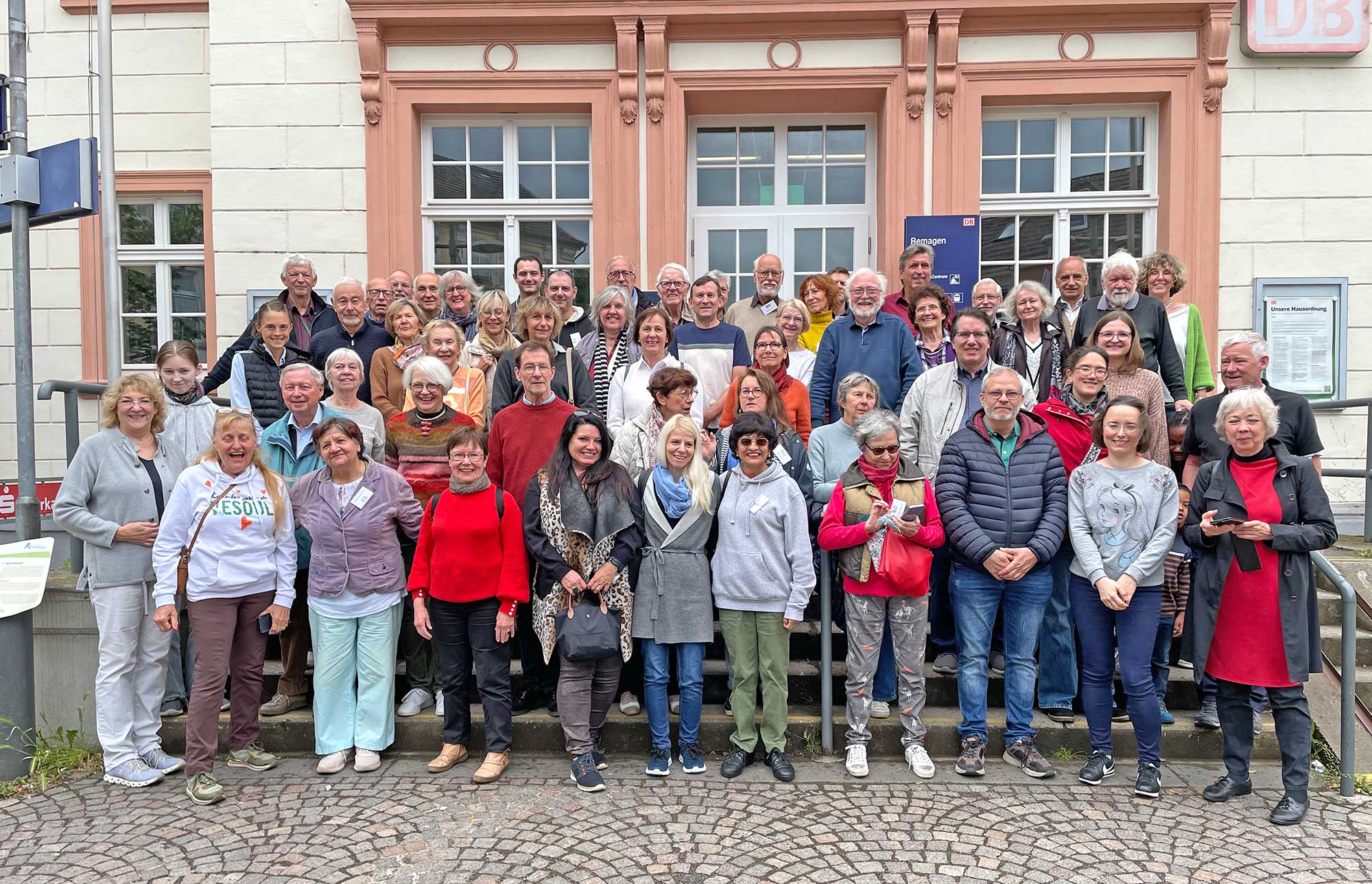 Die „Amis de Remagen“ mit ihren deutschen Gastgeber*innen beim Abschied vor dem Remagener Bahnhof. Foto: Rebecca Sell