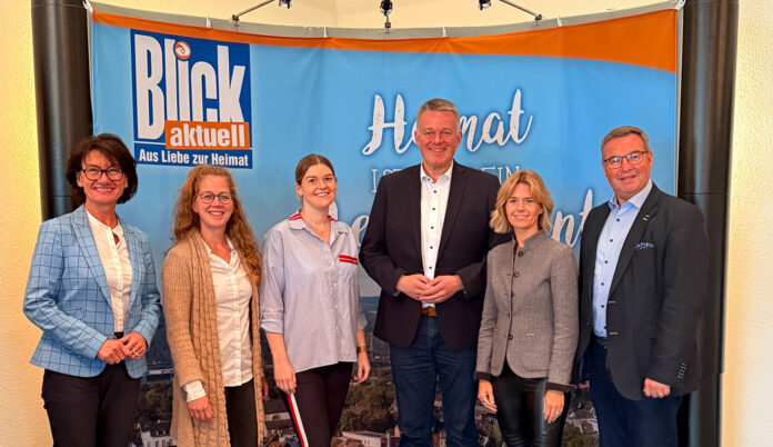Petra Schneider mit Horst Gies und dem CDU-Spitzenkandidaten für die Landtagswahl Gordon Schnieder zu Besuch beim Krupp-Verlag. Foto: Marie Collet
