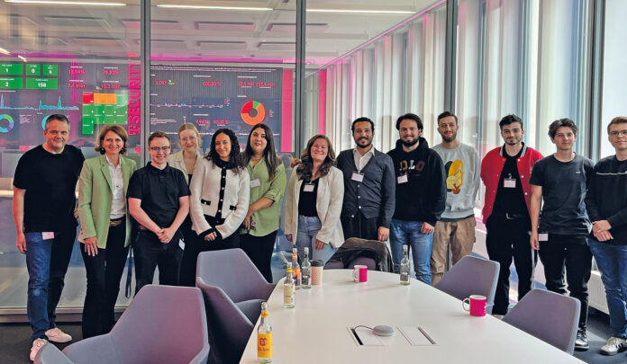 Praxisbesuch bei der Deutschen Telekom: Thomas Tschersich, CEO Telekom Security und Chief Security Officer (1. v. l.) begrüßte Prof. Dr. Julia Daecke (2. v. l.) und Studierende des Campus Remagen der Hochschule Koblenz im Cyber Defense & Security Operations Center in Bonn. Foto: Daniela Müller/HS Koblenz