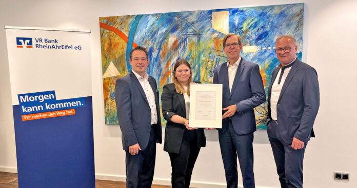 Im Rahmen eines gemeinsamen Termins in Mayen nahmen Thomas Klassmann, Direktor des Regionalmarktes Eifel, Vertriebsvorstand Michael C. Kuch, Thomas Kloft und Bereichsleiter Bauen & Wohnen, die Auszeichnung von Lisa Maria Kaulen, Senior-Fachberaterin Fördermittel der DZ BANK AG entgegen.