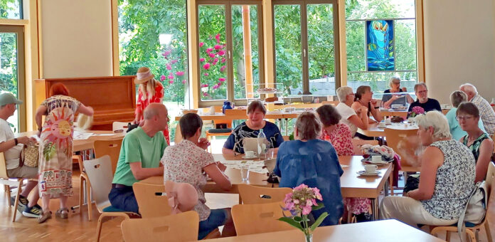 Die Gäste genossen eine entspannte Zeit im Gemeindehaus bei leckerem selbstgemachten Kuchen. Foto: Walburga Greiner