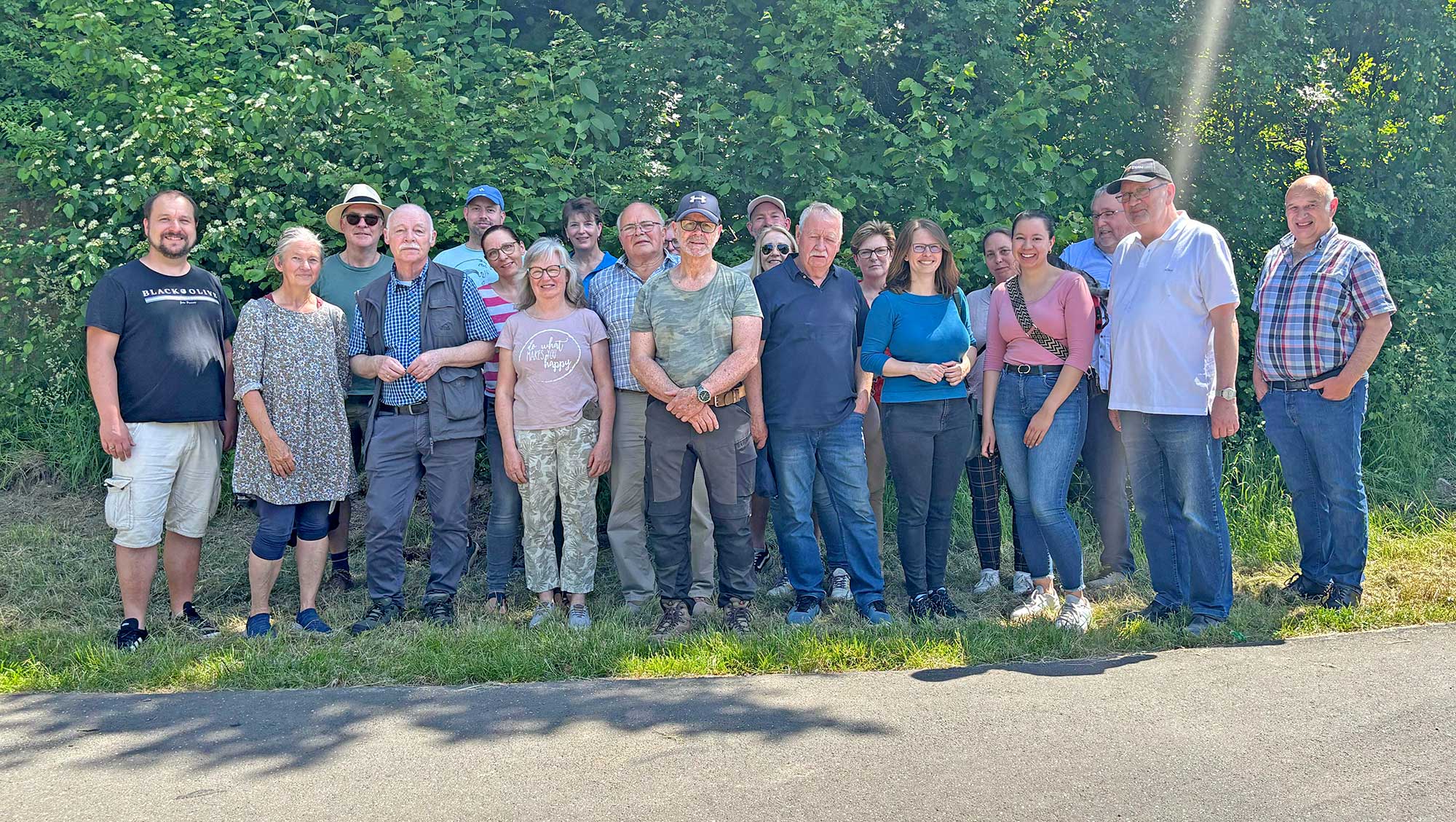 MdL Dr. Lea Heidbreder, vorne 4.v.r., mit Einheimischen und GRÜNEN an der A571 Ehlingen. Foto: BÜNDNIS 90/Die GRÜNEN