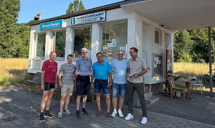 Ortsvorsteher Jürgen Werf (re.) und die weiteren Mitglieder der FWG-Fraktion setzen sich für ein Nahversorgungsangebot in dem neu zubauenden Tourismusgebäude ein. Foto: FWG Sinzig, Melanie Hürlimann